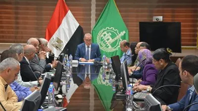 محافظ القليوبية يناقش خطة زيادة ميزانية المحافظة 