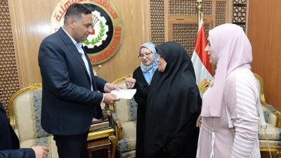 محافظ الدقهلية يسلم الام المثالية بالدقهلية شيك بمبلغ 50 الف جنيه هدية الرئيس 