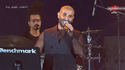 آخرهم أحمد سعد.. فنانين ارتدوا ملابس شيفون نسائية والجمهور يعلق بغضب: 