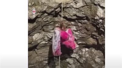 ينزلون البئر بحبال للشرب.. مأساة تعيشها نساء قرية كوشيمبادا غرب الهند (فيديو)