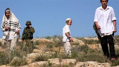 إصابة 4 فلسطينيين جراء اعتداء مستوطنين على قرية قرب رام الله 