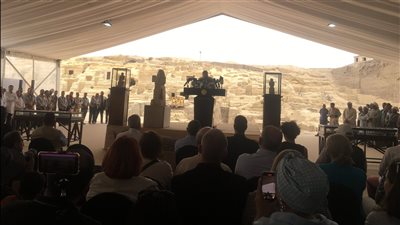 وزير السياحة والآثار: اكتشفنا ورشتين للتحنيط ومقبرتين في سقارة (صور) 