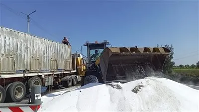 تفاصيل انقلاب سيارة أسمدة كيماويات علي طريق رافد جمصة...صور 