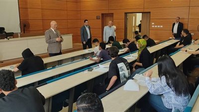 رئيس جامعة بنها يتفقد سير الامتحانات بالجامعة الأهلية بالعبور 