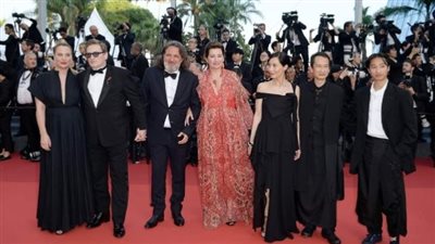 كوينتن تارانتينو وإيفا لانجوريا يخطفان الأنظار على السجادة الحمراء لختام مهرجان كان السينمائى 