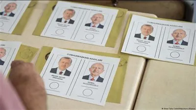 عودة الناخبين الأتراك إلى صناديق الاقتراع في الجولة الثانية من الانتخابات الرئاسية