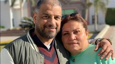 زوجة أشرف مصيلحي تجلس لتلاوة القرآن قبل صلاة الجنازة 