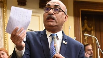 برلماني يستجوب رئيس الوزراء بسبب سقوط لوحات الإعلانات