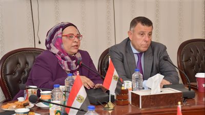 تكريم رئيس جامعة عين شمس ونائبه بمجلس كلية البحوث البيئية 