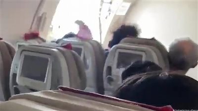 شاهد.. لحظة اعتقال مسافر فتح باب طائرة في الجو قبل هبوطها بدقائق