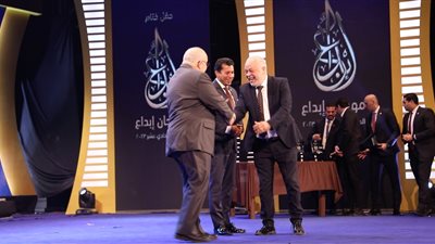 تكريم نقيب المهن التمثيلية...أشرف زكى من مهرجان وزارة الشباب والرياضة 