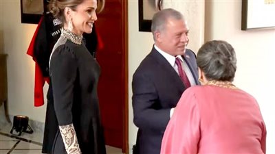 صور.. الملكة رانيا العبدالله بفسنان أسود من دار 