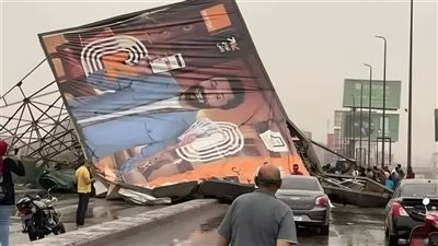 تامر أمين يكشف تفاصيل سقوط لوحة إعلانية على عدة سيارات بالمريوطية (فيديو)