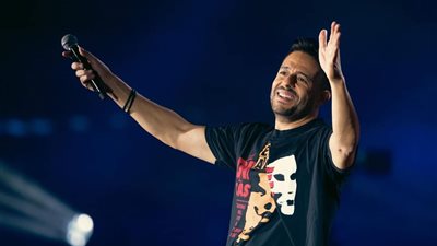  بالصور.. حماقي يتألق وسط جمهور يتخطى الطاقة الاستيعابية للمسرح ويصف شريف منير بـ 