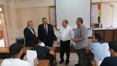 نائب رئيس جامعة بنها يتفقد سير الامتحانات بكليتي الآداب والعلوم