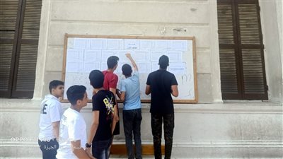 تعليق نتائج الصف الأول والثاني الثانوي بلوحة إعلانات المدارس مجانا في الجيزة