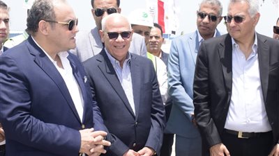وزير الصناعة يتفقد مصنع للسيارات بورسعيد