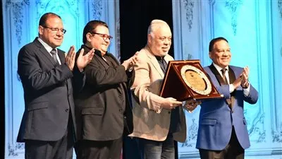 تكريم نقيب المهن التمثيلية أشرف زكي بمسرح البالون 