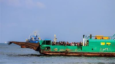 تعطل معدية ركاب بـ قناة السويس وقاطرة سفينة عابرة توصلها للمرسى