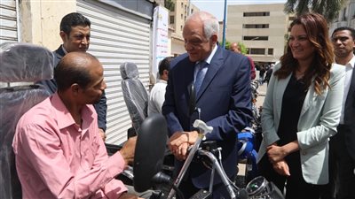  تسليم الكراسي المتحركة والموتوسيكلات المجهزة طبيا لذوي الهمم بالجيزة