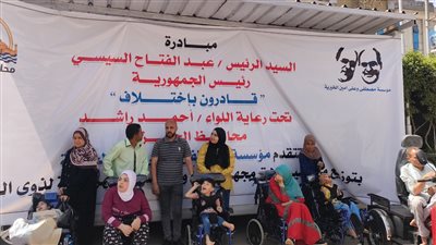 محافظ الجيزة يسلم 18 موتوسيكل و39 كرسي كهربائي لذوي الهمم 