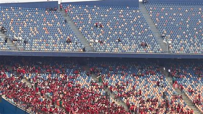 لحظة توافد جماهير الأهلي خارج ستاد القاهرة قبل ساعات من مواجهة الوداد 