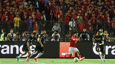 حميد أحداد نجم الوداد يشتبك مع جماهير الأهلي وأفعال فاضحة بعد الهدف