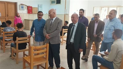 رئيس جامعة بنها يتفقد لجان الامتحانات بكليتي التجارة والآداب