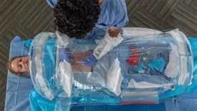 متنقلة وقابلة للطي.. ابتكار غرفة عمليات من البلاستيك الشفاف للجراحات العاجلة الخارجية