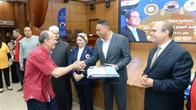 محافظ الدقهلية يشهد حفل توزيع تأشيرات وتذاكر الحج والعمرة