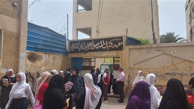 خروج طلاب الثانوية الأزهرية من امتحان البلاغة بالشعبة الأدبية 