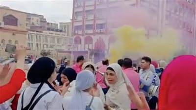 بالمزمار والطبل.. طلاب الثانوية التجارية يحتفلون بانتهاء الامتحانات وبدء الإجازة ببورسعيد
