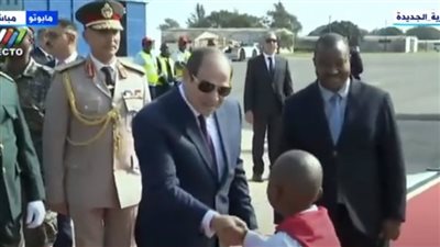 شاهد.. الأطفال تستقبل الرئيس السيسي بالورود عند وصوله موزمبيق