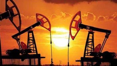 النفط ينخفض وسط ضعف آفاق الطلب واقتراب الولايات المتحدة وإيران من اتفاق