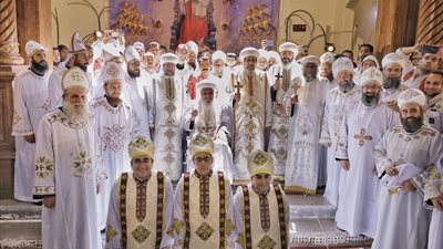 تزامنا مع عيده.. سيامة ثلاثة كهنة بدير الأنبا أبرآم بالفيوم 