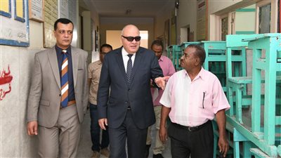 محافظ قنا: الهدوء يسيطر على لجان امتحانات الثانوية العامة 