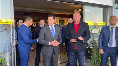 وزير الشباب والرياضة يستقبل بعثة الأهلي في مطار القاهرة بعد الفوز بدوري أبطال إفريقيا