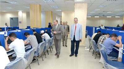 رئيس جامعة المنصورة يتفقد أعمال امتحانات الفصل الدراسي الثاني بكليتي الآداب والحقوق