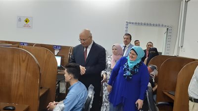 رئيس جامعة بنها يتفقد لجان الامتحانات بـ 3 كليات 