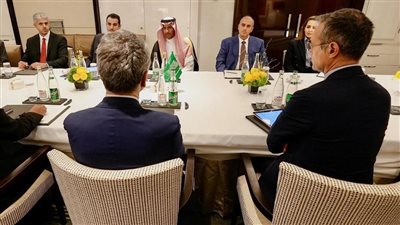 وزير الصناعة يعقد لقاءات ثنائية مع عدد من مسؤولي الشركات الفرنسية