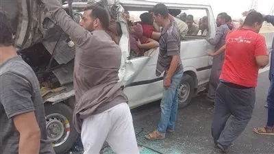 سرعة زائدة.. تفاصيل مصرع 15 شخصا وإصابة آخرين في تصادم سيارتين بالصف