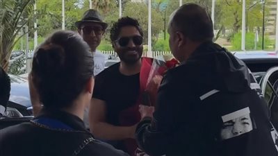 بعد استقباله بالزفة الموسيقية والطبول في تونس.. النجم الأسطوري تامر حسني:تقديركم لي بشكل شخصي بهذا الشكل هو تقدير لبلدي مصر بشكل عام