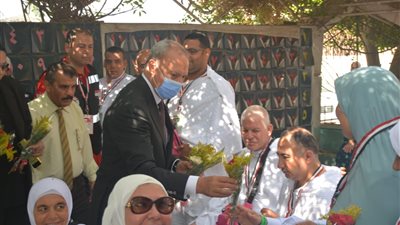 محافظ القليوبية يودع أول فوج من 45 حاج قبل سفرهم لبيت الله الحرام 