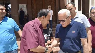 محافظ بورسعيد يلتقي عددا من المواطنين ويستمع لأرائهم حول أعمال التنمية بالمحافظة