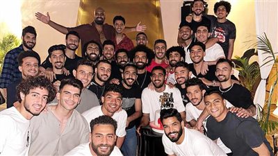 محمد صلاح يحتفل بعيد ميلاده مع لاعبي منتخب مصر