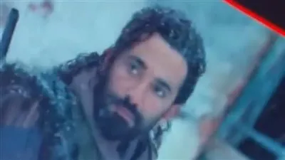 بشعر كثيف وشارب وذقن.. أول صور لعمرو سعد من داخل كواليس الغربان (خاص)