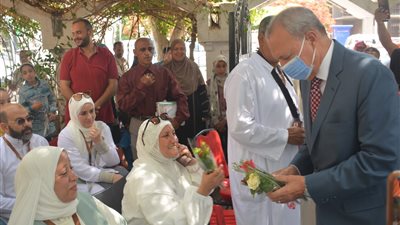 محافظ القليوبية يودع الفوج الثاني من حجاج الجمعيات