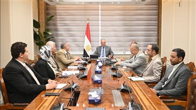 وزير الري يبحث إجراءات تطوير عمليات قياس مناسيب وتصرفات المياه بالترع 