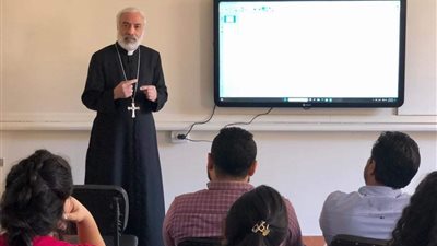 الأنبا باسيليوس يتفقد تدريب أعضاء هيئة التدريس بمدرسة الراعي الصالح 