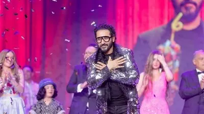 أحمد حلمي يتسقبل لاعبي نادي الزمالك بعرض مسرحيته ميمو